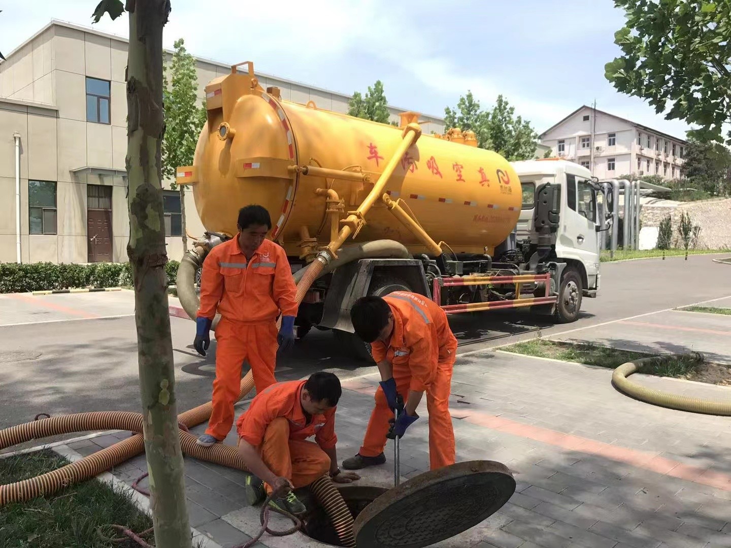 汶川管道疏通车停在窨井附近