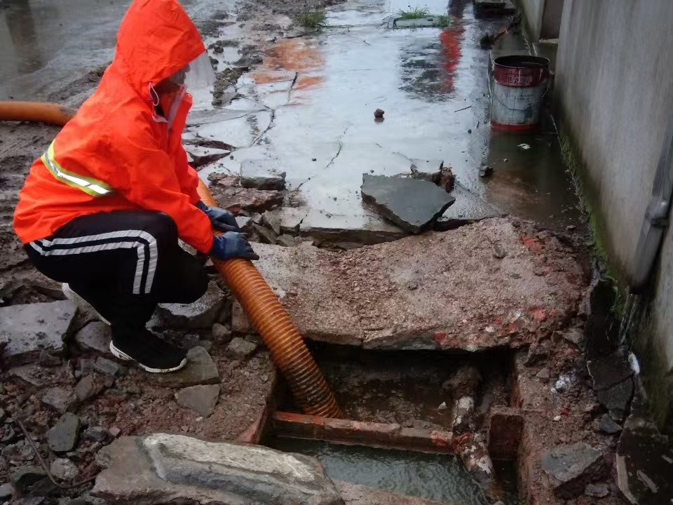 汶川专业清理污水池 炜誉市政以规范流程守护城市 “肠道”