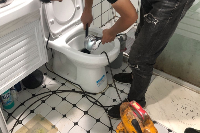 汶川马桶堵塞自己疏通还是找师傅?专业上门服务让你省时更省心